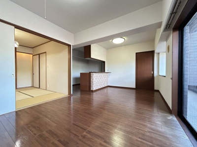 【居間・リビング】 | コアマンション浄真町弐番館 | リビングの横には和室があり、広く使えるため便利です。