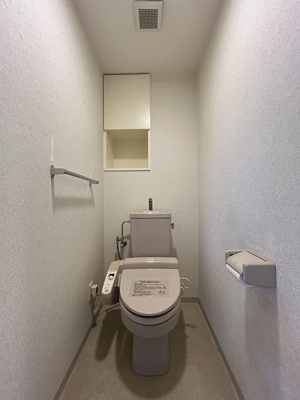 【トイレ】 | コアマンション浄真町弐番館 | 奥に収納棚があるトイレです。非常に便利で使い易い仕様です。