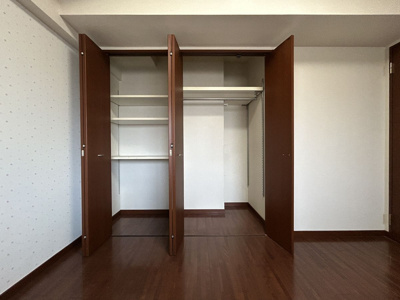 【収納】 | コアマンション浄真町弐番館 | 洋室のクローゼット内には、可動棚とハンガーパイプがあります。