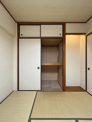 【和室】 | コアマンション浄真町弐番館 | ６帖和室の天袋付き押入です。小さな床の間もあります