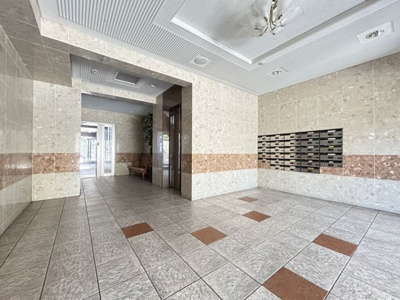 【エントランス】 | コアマンション浄真町弐番館 | 入り口の自動ドアの先にポストがあります。