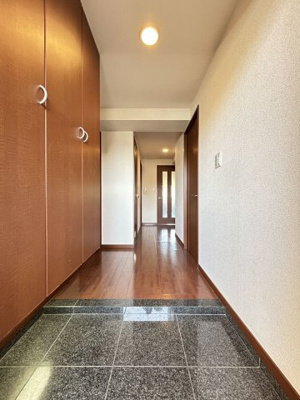 【玄関】 | コアマンション浄真町弐番館 | 玄関ドアを開けると各部屋が繋がる動線の良い廊下があります。