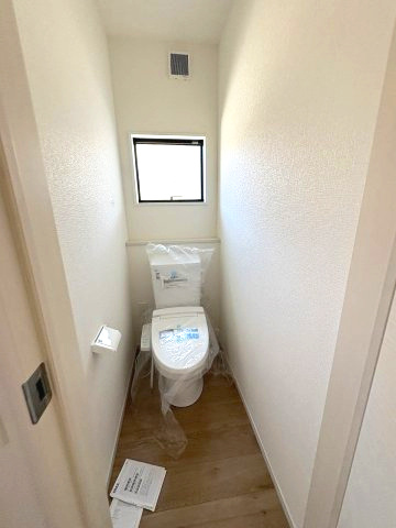【トイレ】 | 福岡市東区香椎駅東4丁目7期　2号棟（全2棟）【仲介手数料無料・0円】 | 施工例。1階のトイレです。施工例は完成時と異なる場合があります。