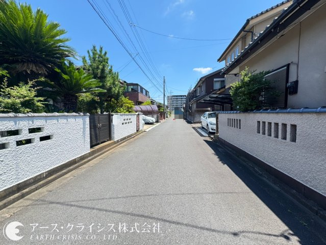 【前面道路含む現地写真】 | 流山市西平井13期 | 建築条件なし。思い描いたマイホームを、そのままカタチに。陽当たりも良く、ガーデニングや家庭菜園にもぴったりのゆとりある敷地。資産としても魅力のある立地で、将来を見据えた住まい選びを。