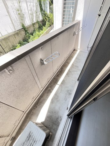 大阪市城東区今福西２丁目のアパートのバルコニー