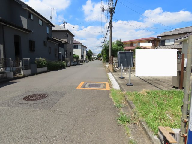 川越市川鶴2丁目新築戸建の前面道路含む現地写真