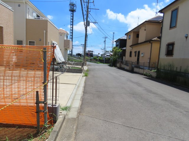 川越市川鶴2丁目新築戸建の前面道路含む現地写真