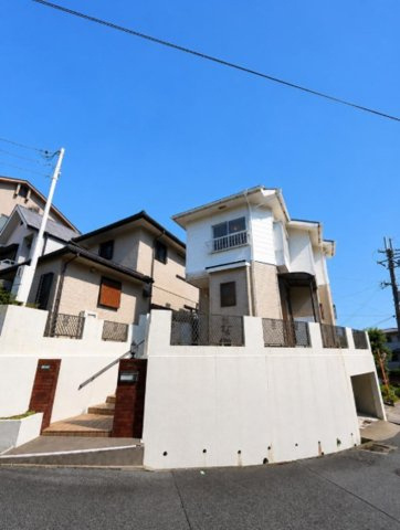 新甲陽町の外観|角地の中古一戸建ては他の建物との隣接面が少ないので開放感があります
