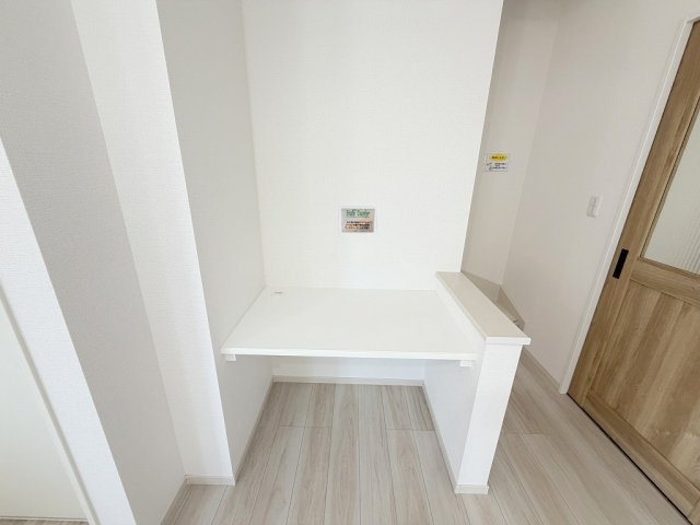 三郷市戸ケ崎1丁目　新築戸建　全4棟　1号棟のその他|お子様のリビング学習にも便利なスタディカウンター付き