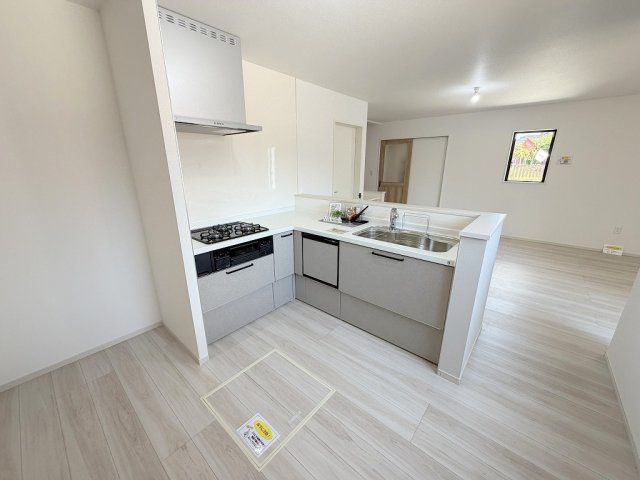 三郷市戸ケ崎1丁目　新築戸建　全4棟　1号棟のキッチン|L字型！食洗機付きシステムキッチンでお料理も楽しめます