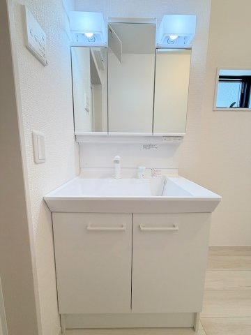 三郷市戸ケ崎1丁目　新築戸建　全4棟　1号棟の独立洗面台|三面鏡付きシャワードレッサーで朝の準備も快適