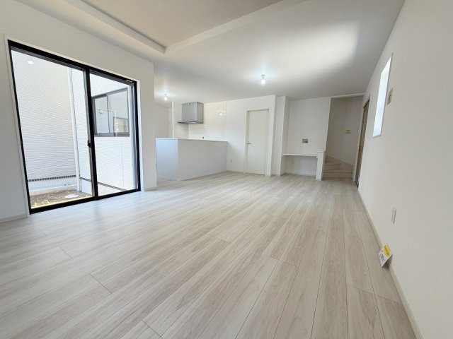 三郷市戸ケ崎1丁目　新築戸建　全4棟　1号棟の居間・リビング|コミュニケーションの取れるリビングイン階段