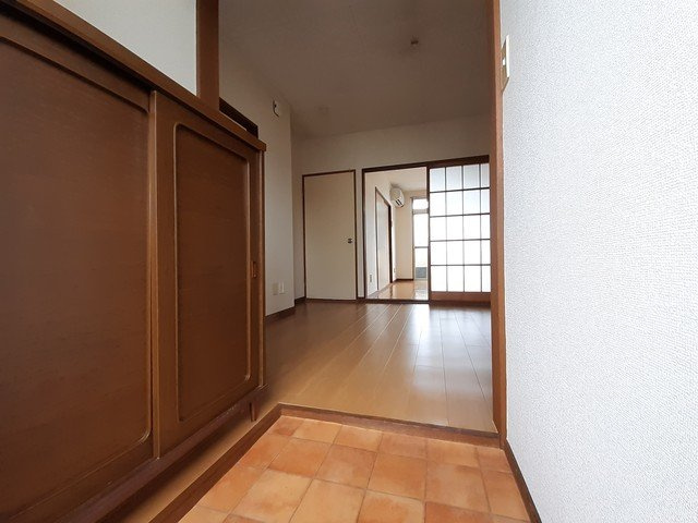 エルディム山　Ａの玄関|収納もある玄関です