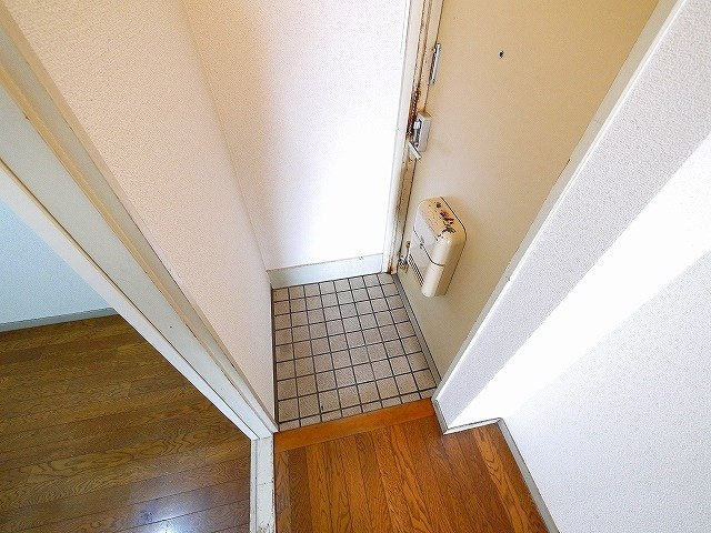 シャトー天理の玄関|大きなレター受けが便利です