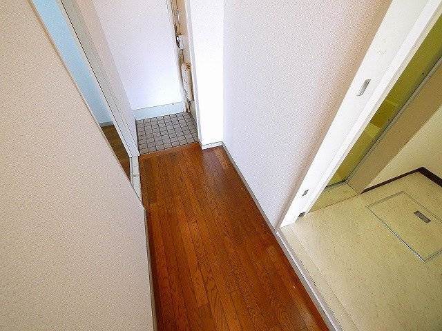 シャトー天理のその他|洗面所から玄関への廊下です