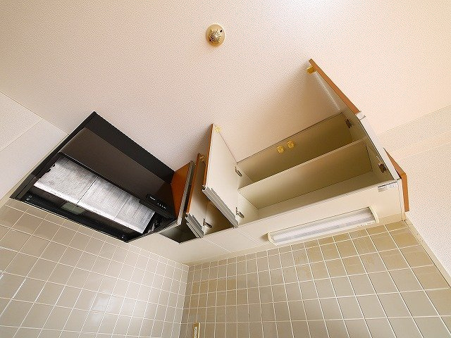 シャトー天理の収納|換気扇でお料理中も快適です
