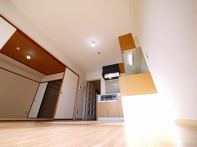 シャトー天理の居間・リビング|明るいお部屋で団らんの時間をいかがでしょうか