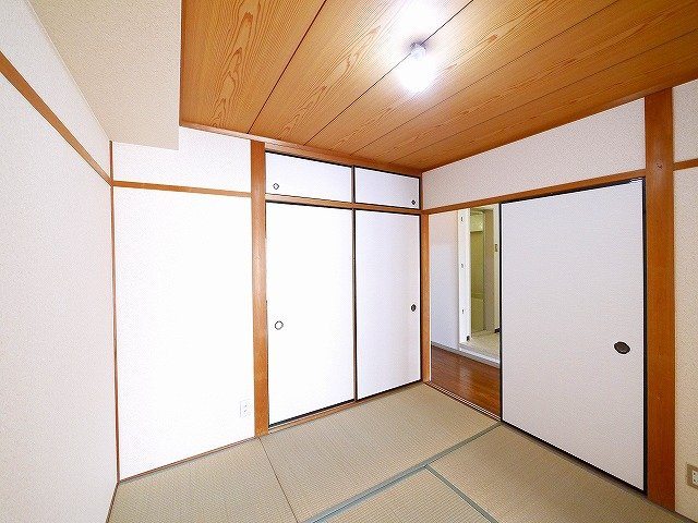 シャトー天理の和室|収納スペースが豊富です