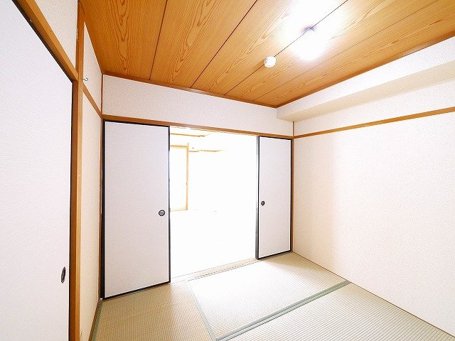 シャトー天理の和室|明るいお部屋です
