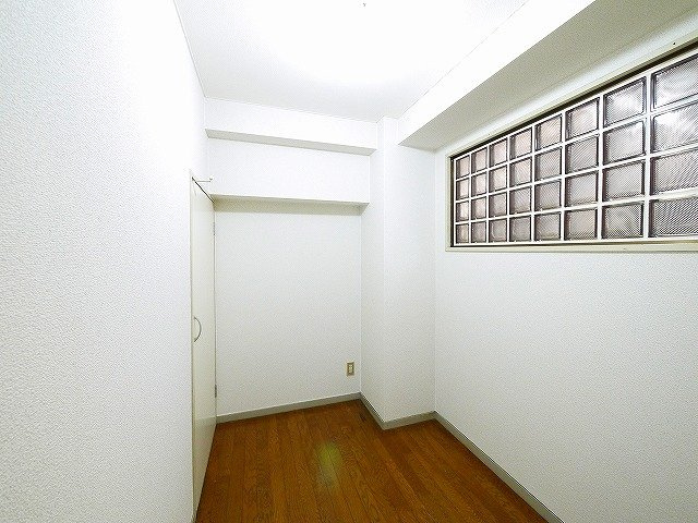 シャトー天理の寝室|おしゃれなガラスブロック窓のお部屋です