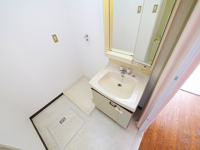 シャトー天理の洗面所|コンパクトで使いやすい洗面所です