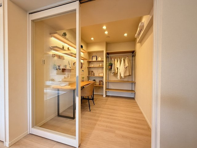 【洋室】 | コープ野村練馬氷川台　（成増店） | 家事室やお子さまのスタディルームとしてもお使いいただけるリビング横の洋室