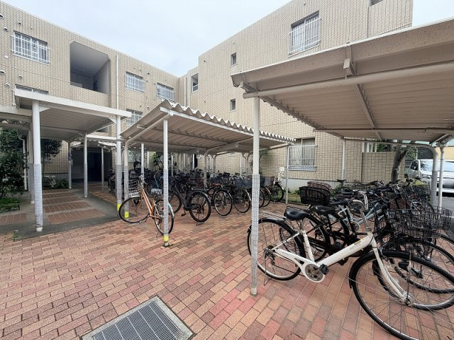 【駐輪場】 | コープ野村練馬氷川台　（成増店） | 雨にも安心な屋根付き駐輪場