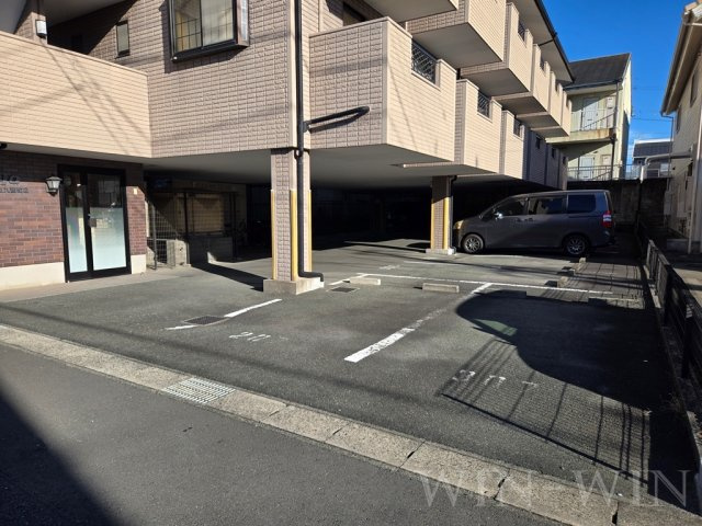 ユトリロ柱九番町 2の駐車場