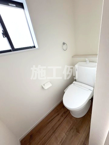 【内装】 | 福岡市東区香椎駅東4丁目7期　1号棟（全2棟）【仲介手数料無料・0円】 | 施工例。1階のトイレです。施工例は完成時と異なる場合があります。