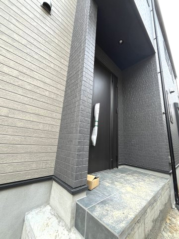 【玄関】 | 福岡市東区香椎駅東4丁目7期　1号棟（全2棟）【仲介手数料無料・0円】 | 施工例。施工例は完成時と異なる場合があります。