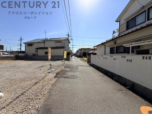 鈴原小学校徒歩約8分と通学便利で親御さんも安心の立地です。