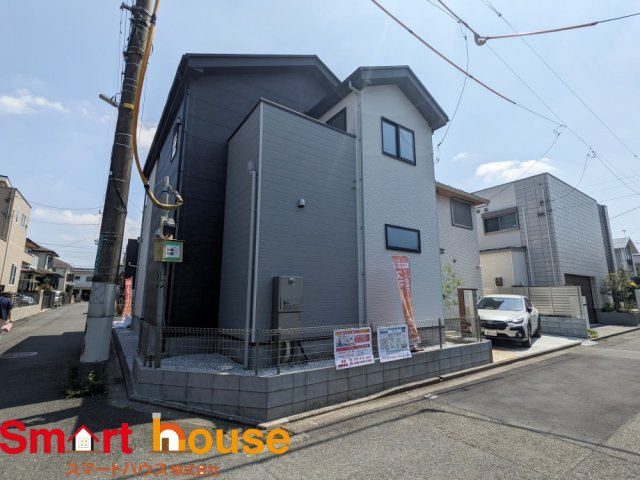 相模原市南区上鶴間　新築1棟の前面道路含む現地写真|周囲の街並みと青空に生えるお洒落な仕上がり！周囲には高い建物のないエリア。青い空が大きく感じますね♪
