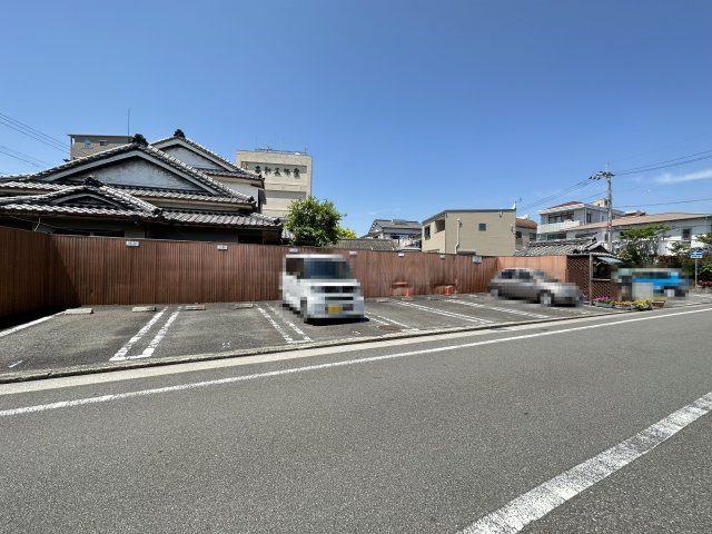 ネオクレメントの駐車場