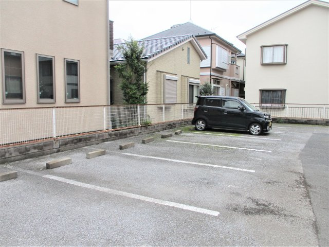 ドミール薬円台の駐車場