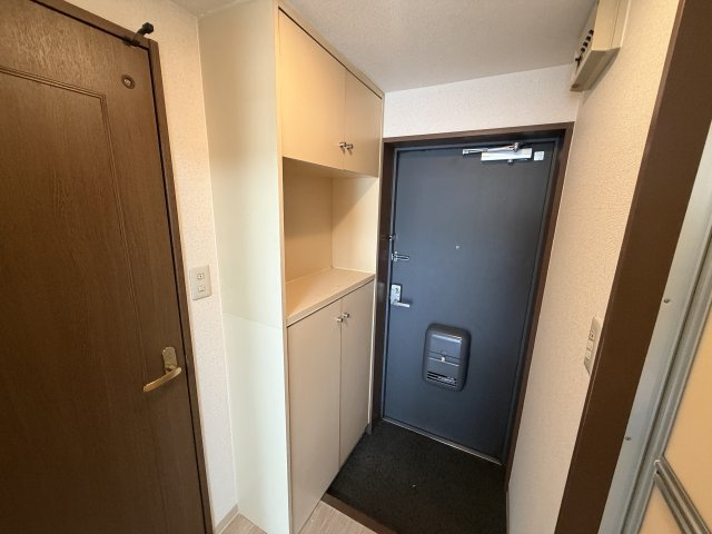 イズミコートの玄関