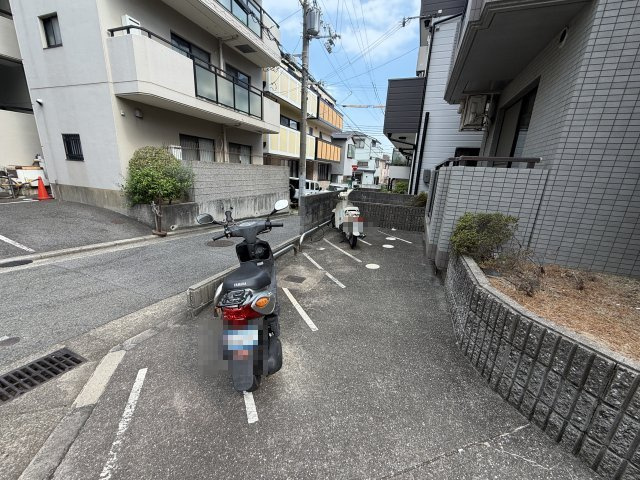 イズミコートの駐車場