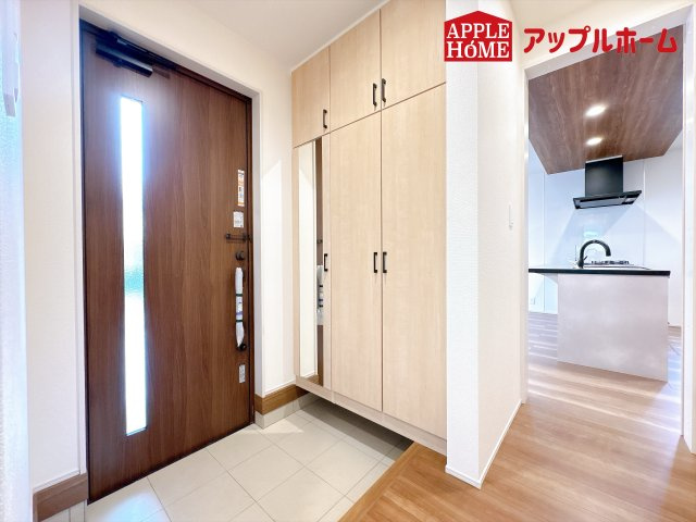 [新築住宅] 鴻巣市吹上本町2丁目 全2棟の玄関|住まう人も来客も入った時にワクワクさせてくれるオシャレな玄関♪収納もたっぷりあるので、靴がたくさんあっても安心！