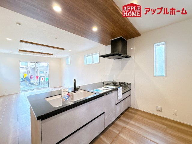 [新築住宅] 鴻巣市吹上本町2丁目 全2棟のキッチン|対面式キッチンは、家族のコミュニケーションを育み、子育て家族にも好適なプラン！リビングで寛ぐご家族をいつも感じられます♪会話を楽しみながら家事ができ、小さいお子様がいても安心です！