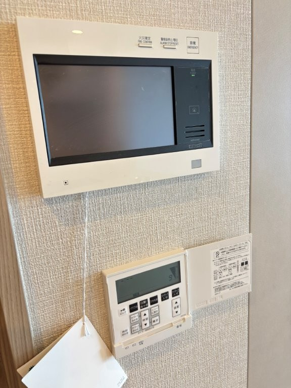 上がインターフォン、下が床暖房リモコン