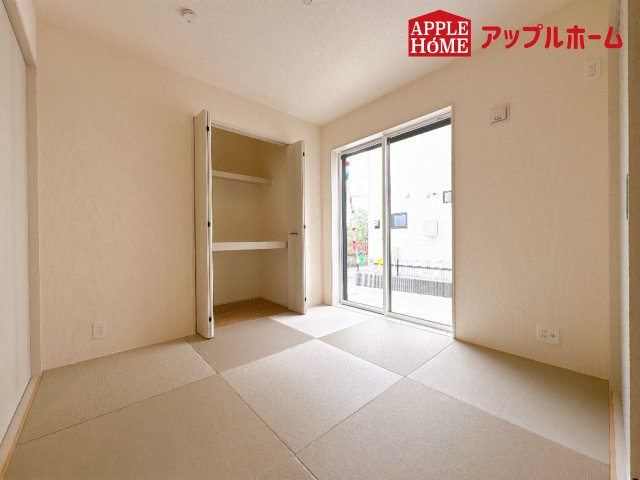 [新築住宅] 鴻巣市吹上本町2丁目 全2棟の和室|広々とした居住空間は日々の暮らしを彩り、心のやすらぎと満足感を与えてくれます。通風と採光を考慮した設計は子供たちはのびのび育ち、家族でくつろぎと団らんを生み出します。