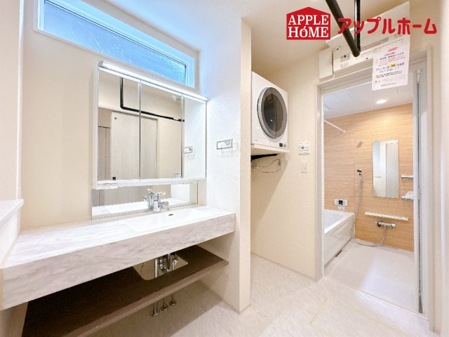 [新築住宅] 鴻巣市吹上本町2丁目 全2棟の独立洗面台|ゆとりの洗面スペースで朝の身支度も快適スムーズに。３面鏡で髪のセットやお化粧もストレスなくこなせ、朝から気分良く通勤通学に向かえそうですね！鏡の裏にはたっぷりと収納スペースを標準装備