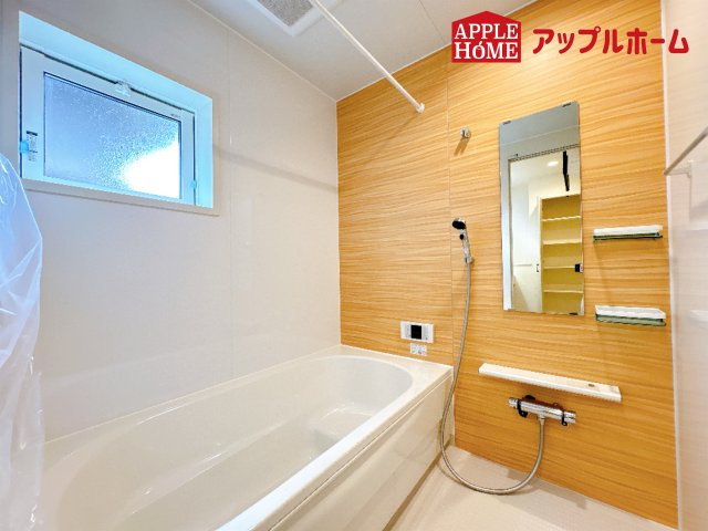 [新築住宅] 鴻巣市吹上本町2丁目 全2棟の浴室|窓付きのバスルームは、採光もあり明るく気持ちの良い空間です。窓があることで、換気環境も良好。掃除もスムーズに出来ます
