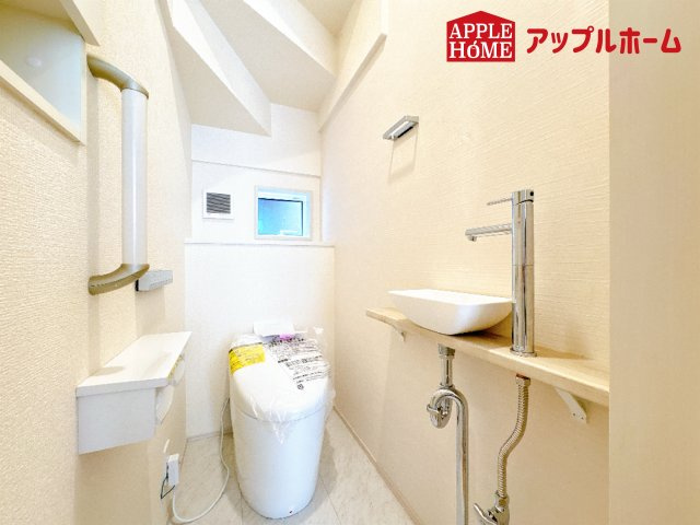 [新築住宅] 鴻巣市吹上本町2丁目 全2棟のトイレ|白を基調とした清潔感のある明るい空間。温水洗浄便座付きで、毎日快適・清潔に使用できます。操作しやすい壁面リモコンを採用しています。