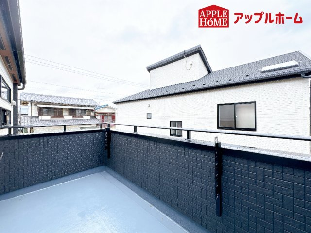 [新築住宅] 鴻巣市吹上本町2丁目 全2棟のバルコニー|家族分の洗濯物もしっかり干せます。日当たりも良く、毎日のお洗濯が楽しくなりそう♪お布団は手軽に干せていつもポカポカに☆