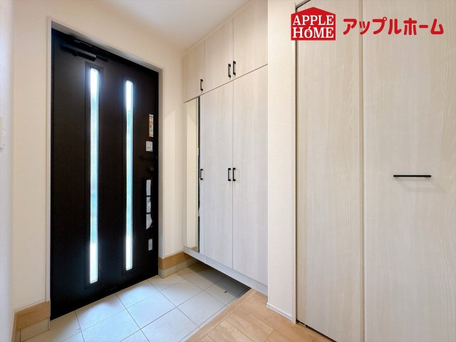 [新築住宅] 鴻巣市吹上本町2丁目 全2棟の玄関|住まう人も来客も入った時にワクワクさせてくれるオシャレな玄関♪収納もたっぷりあるので、靴がたくさんあっても安心！