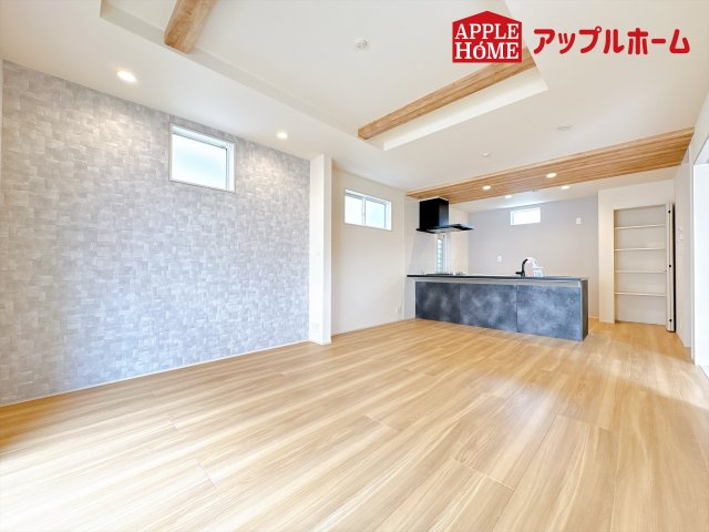 [新築住宅] 鴻巣市吹上本町2丁目 全2棟の居間・リビング|窓から差し込む光で家族を温かく包み込みます。明るいリビングで子育てする喜びを☆いつでも見学可能です！