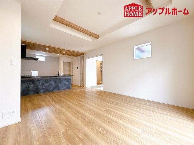 [新築住宅] 鴻巣市吹上本町2丁目 全2棟の居間・リビング|広々リビング×対面キッチンで家族の会話も弾みます♪家族団らんの秘訣は間取りにあり☆夢のマイホームを一緒に叶えましょう！