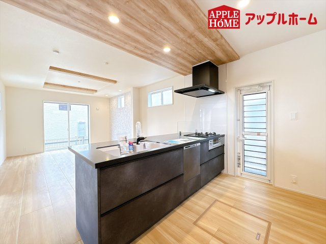[新築住宅] 鴻巣市吹上本町2丁目 全2棟のキッチン|対面式キッチンは、家族のコミュニケーションを育み、子育て家族にも好適なプラン！リビングで寛ぐご家族をいつも感じられます♪会話を楽しみながら家事ができ、小さいお子様がいても安心です！