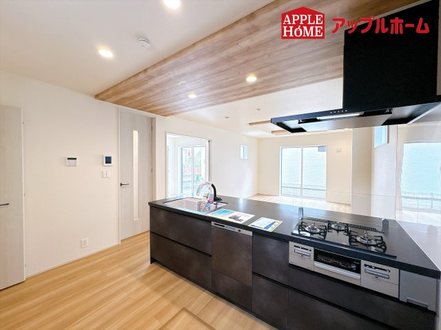 [新築住宅] 鴻巣市吹上本町2丁目 全2棟のキッチン|見栄えもよくお手入れもスムーズに出来ます。豊富な収納力もございますので、キッチンスペースをスッキリとお使い頂けそうです。