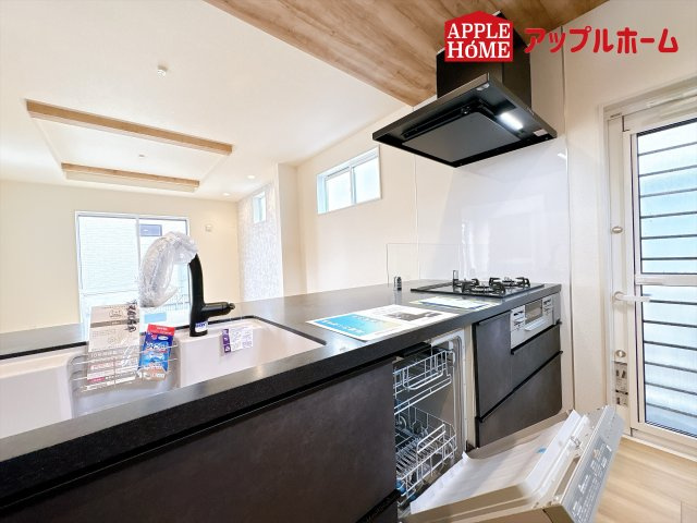 [新築住宅] 鴻巣市吹上本町2丁目 全2棟のキッチン|リビング・ダイニングで過ごすご家族を見守りながら作業が可能な対面式のキッチン。家事負担を軽減してくれる、食器洗乾燥機付きです。